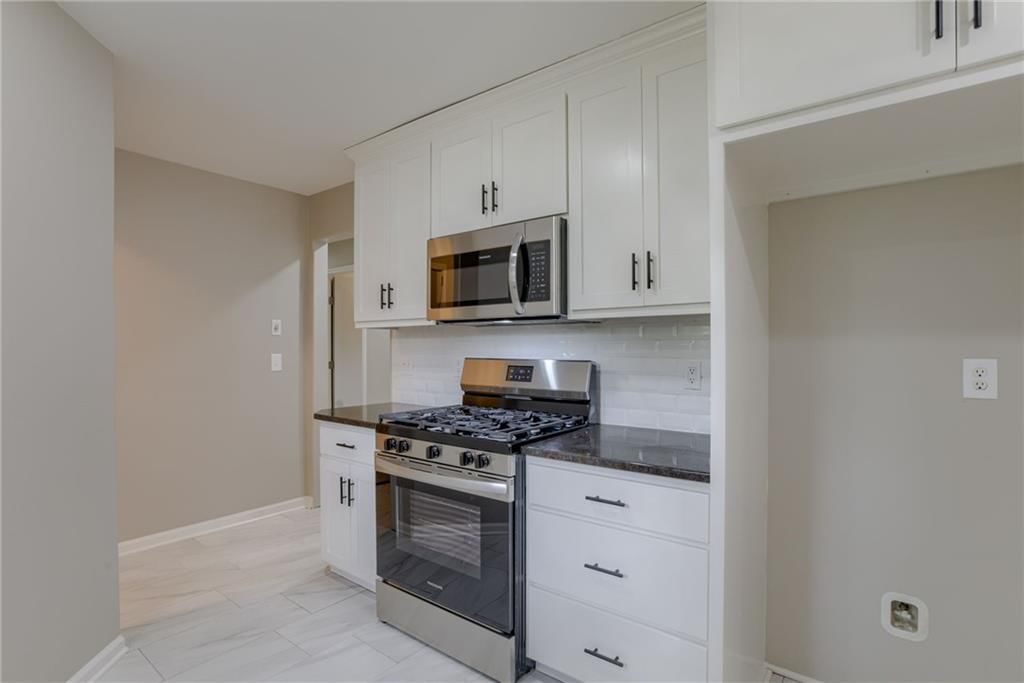 Photo 11 of 24 - 319 W MORSE Avenue