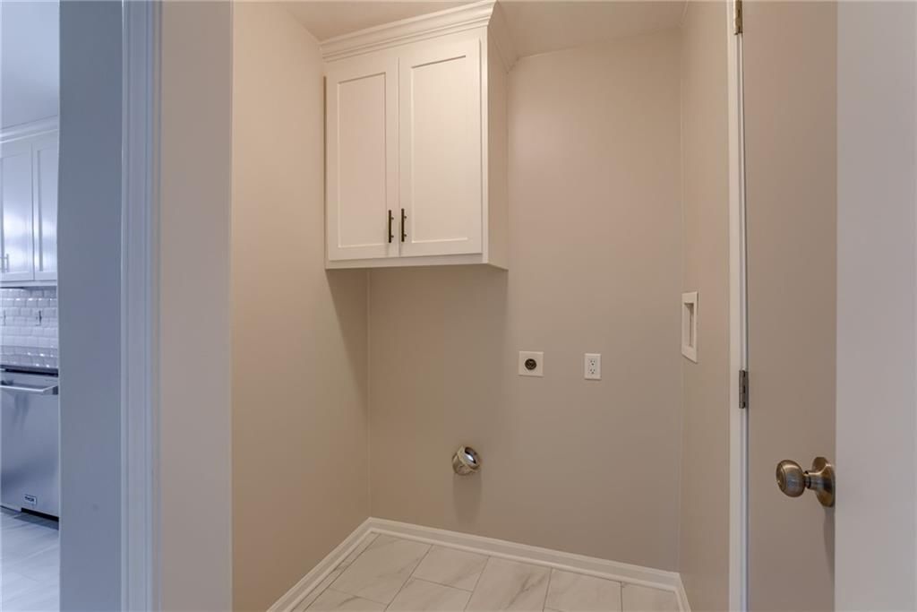 Photo 12 of 24 - 319 W MORSE Avenue