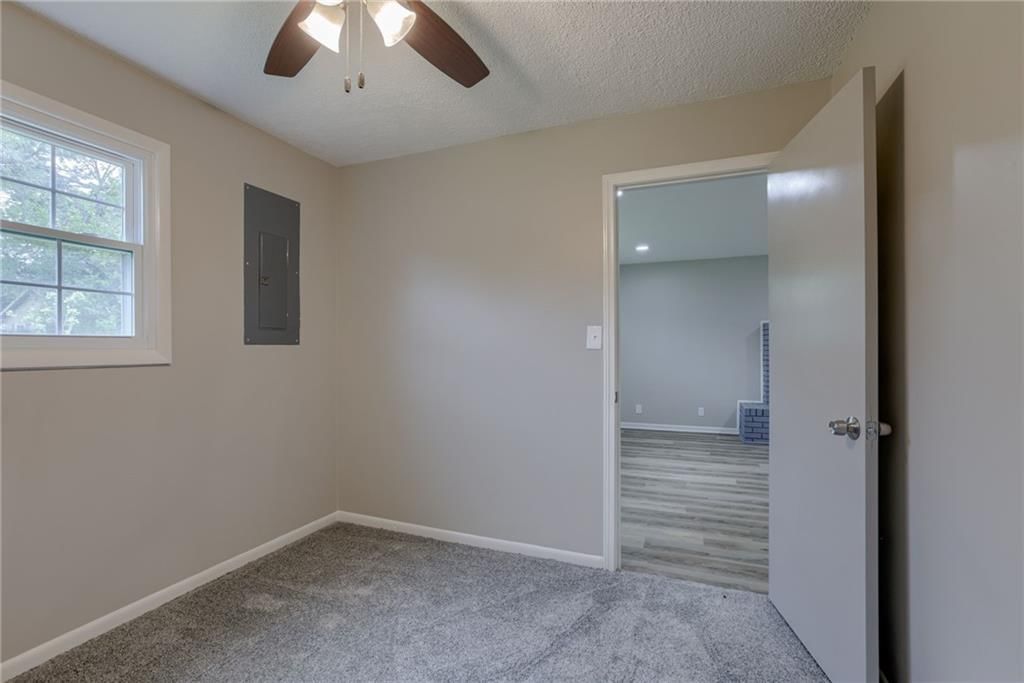 Photo 17 of 24 - 319 W MORSE Avenue