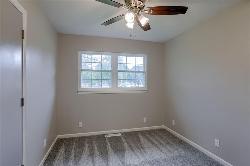 Photo 20 of 24 - 319 W MORSE Avenue