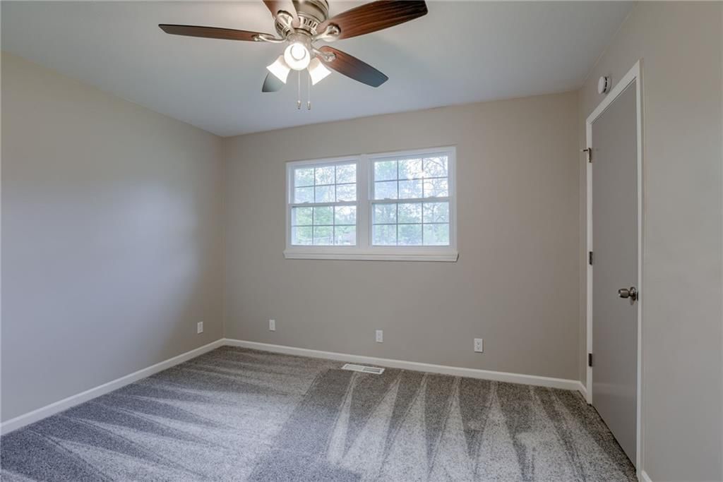Photo 21 of 24 - 319 W MORSE Avenue