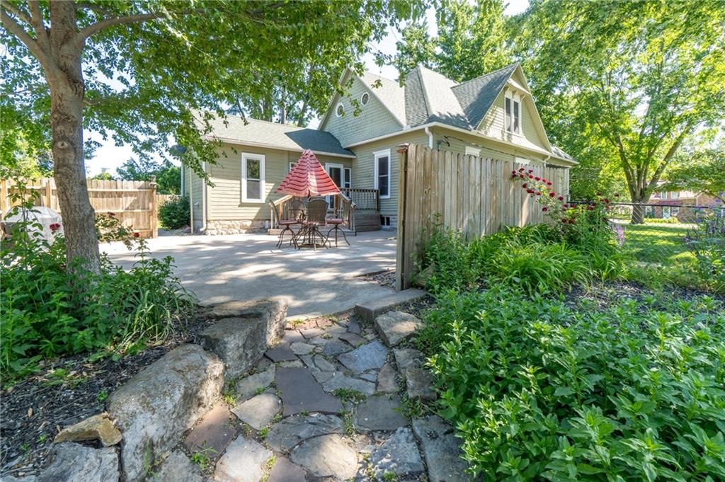308 S Hughes Street — photo 9