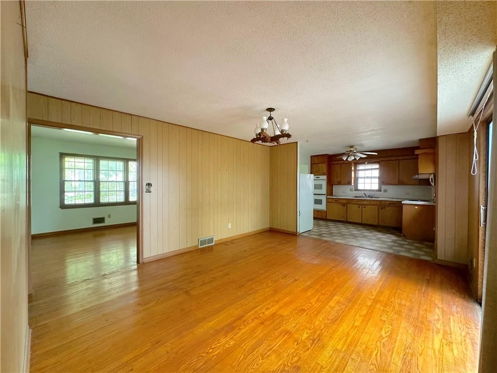 Photo 10 of 21 - 18303 E 7th Street