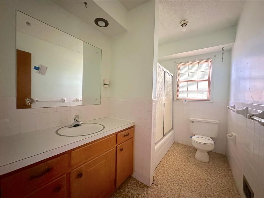 Photo 11 of 21 - 18303 E 7th Street