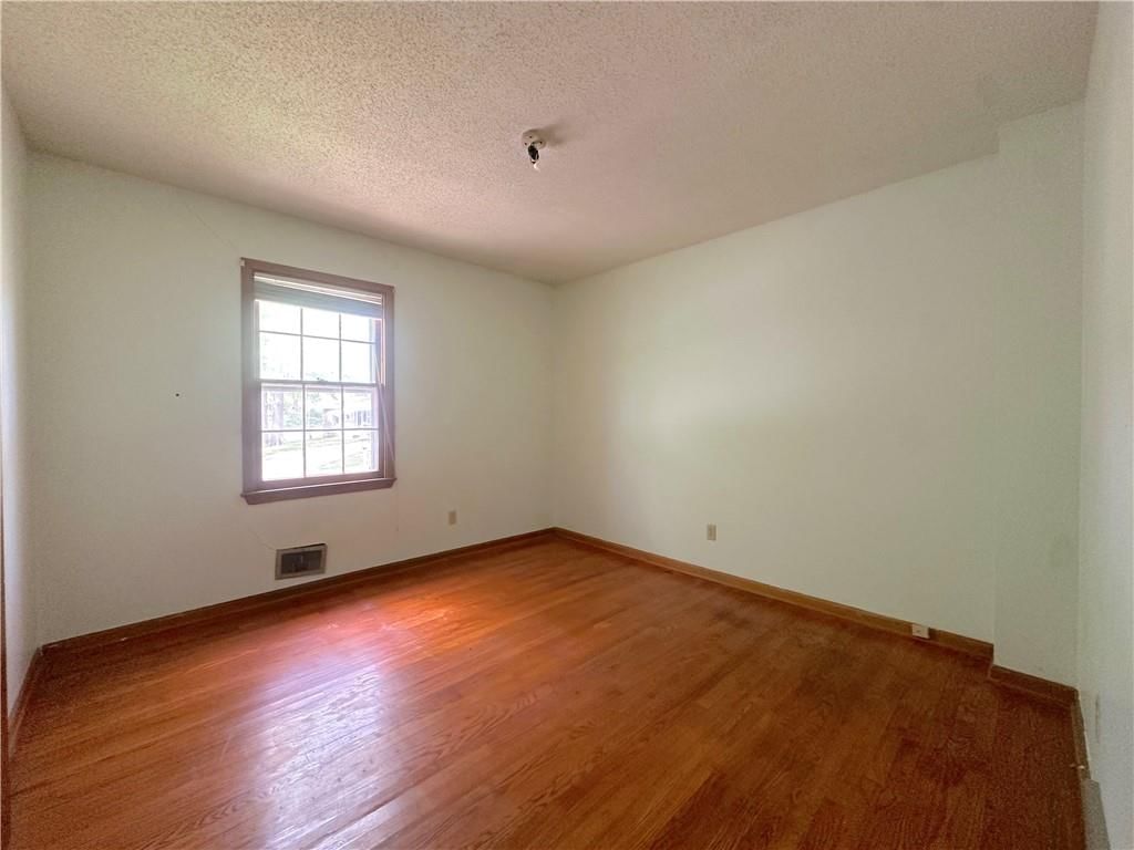 Photo 17 of 21 - 18303 E 7th Street