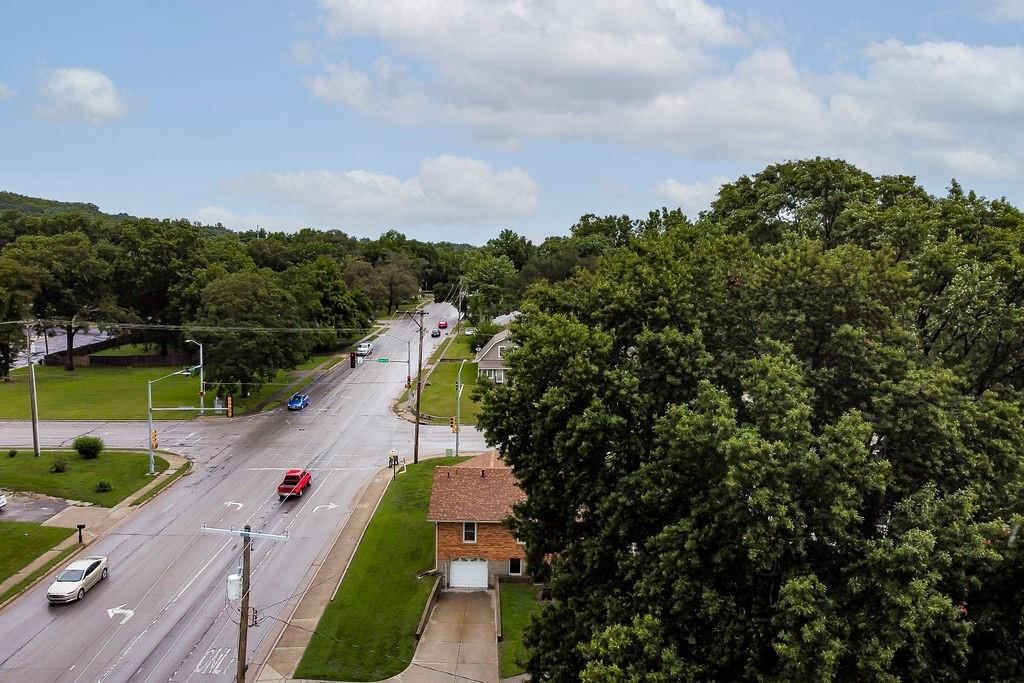 Photo 5 of 35 - 911 Limit Street, Leavenworth, KS 66048