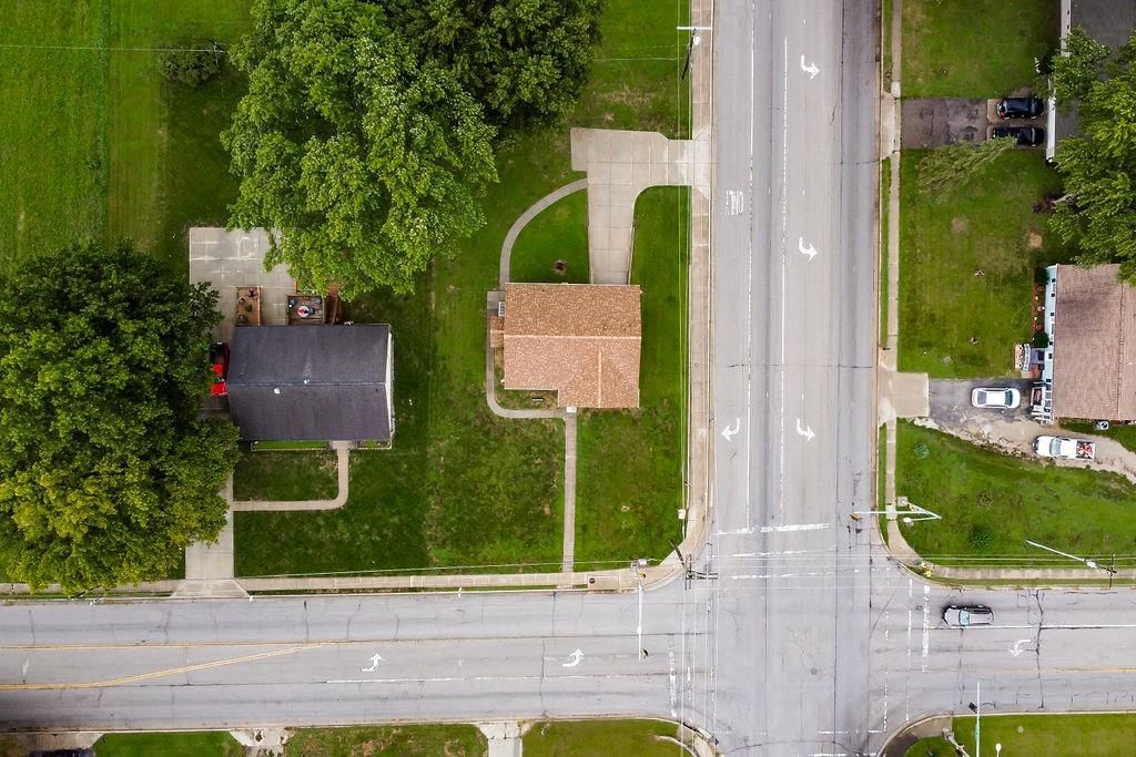 Photo 8 of 35 - 911 Limit Street, Leavenworth, KS 66048