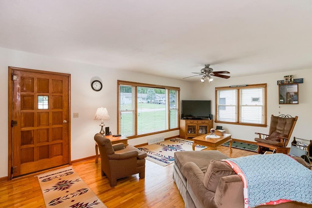 Photo 14 of 35 - 911 Limit Street, Leavenworth, KS 66048