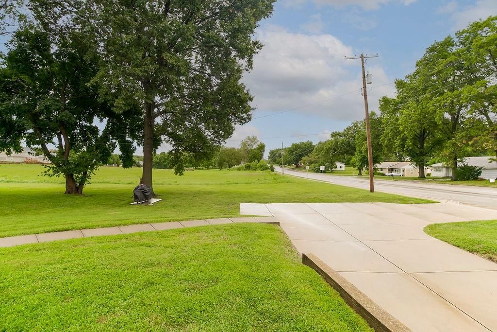 Photo 35 of 35 - 911 Limit Street, Leavenworth, KS 66048