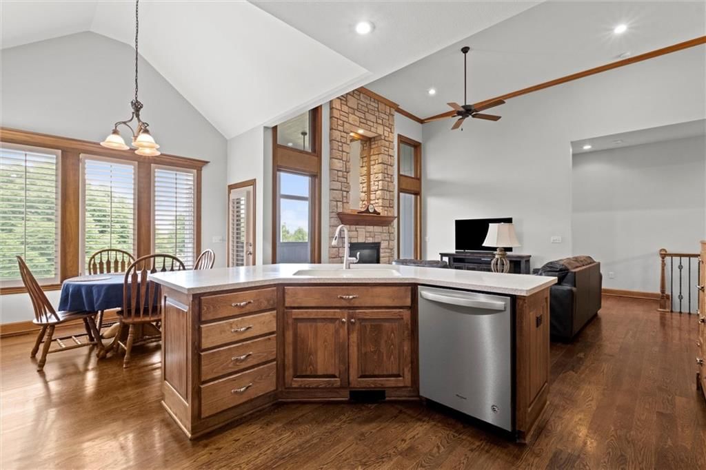 Photo 8 of 41 - 19004 W 98TH Terrace