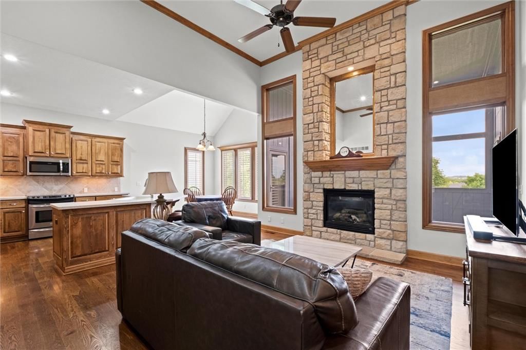 Photo 14 of 41 - 19004 W 98TH Terrace