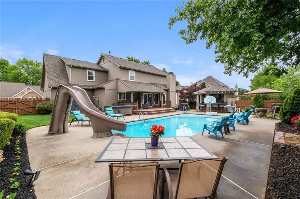 712 SW Benjamin Drive — photo 1