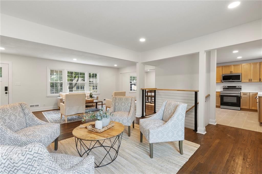 1104 W 100th Terrace — photo 3