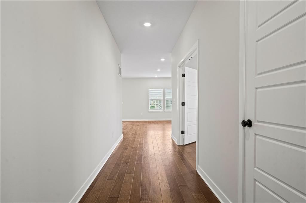 Photo 5 of 41 - 502 Woodview Drive