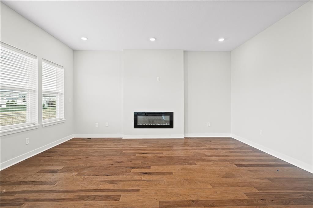 Photo 10 of 41 - 502 Woodview Drive