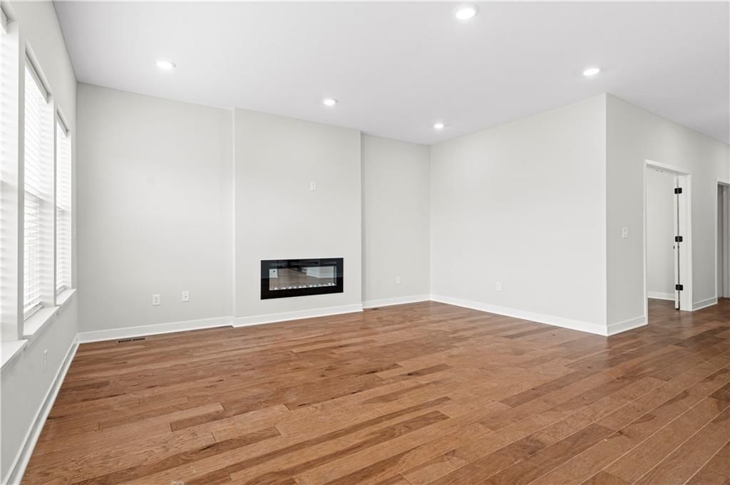 Photo 11 of 41 - 502 Woodview Drive
