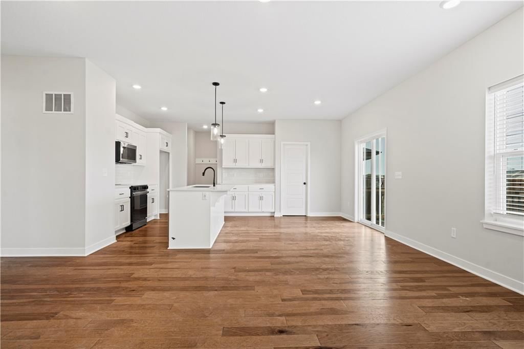 Photo 13 of 41 - 502 Woodview Drive