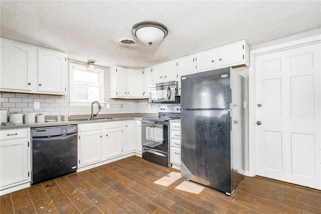 Photo 5 of 23 - 212 S Delaware Street