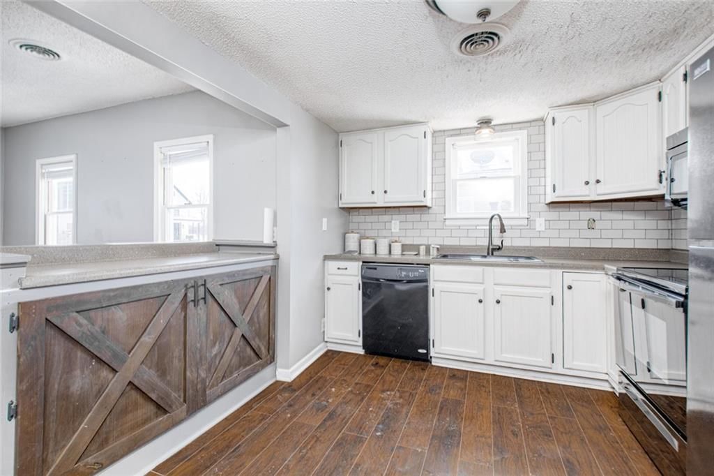 Photo 6 of 23 - 212 S Delaware Street