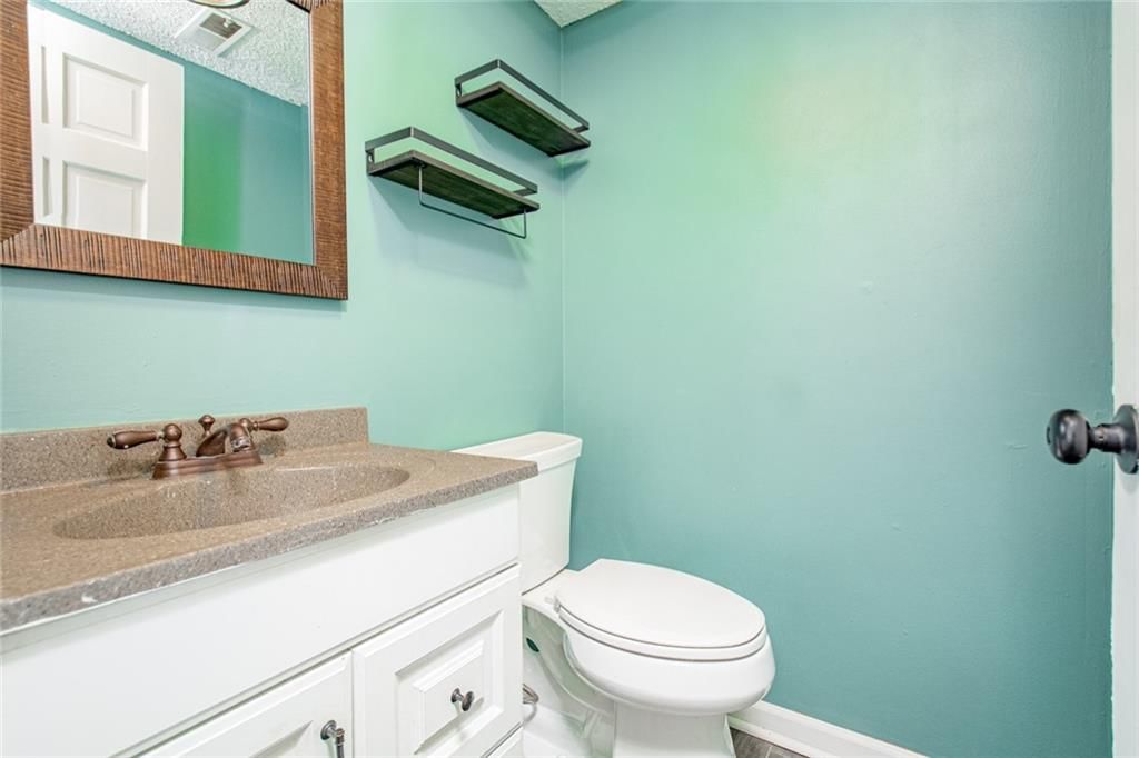 Photo 10 of 23 - 212 S Delaware Street