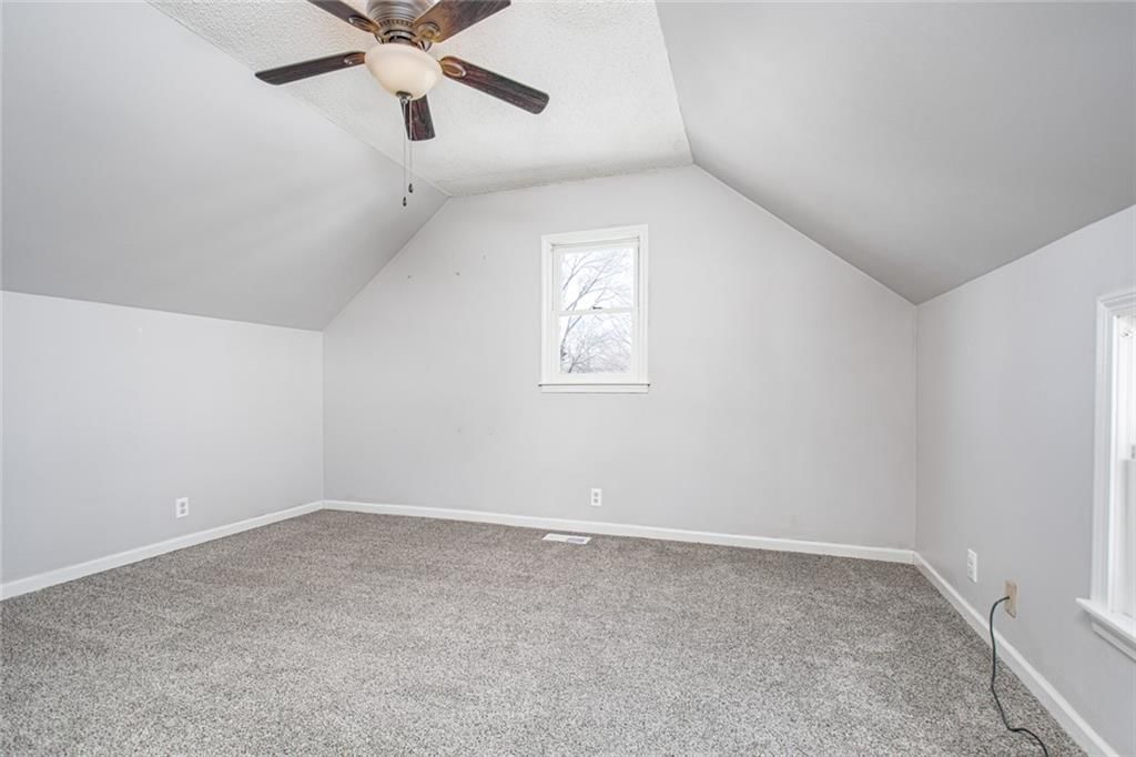 Photo 13 of 23 - 212 S Delaware Street
