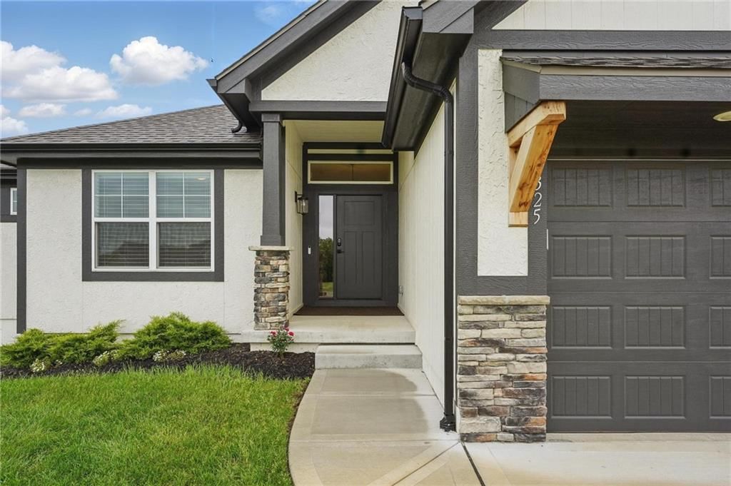 9325 N Poplar Avenue, Kansas City, MO