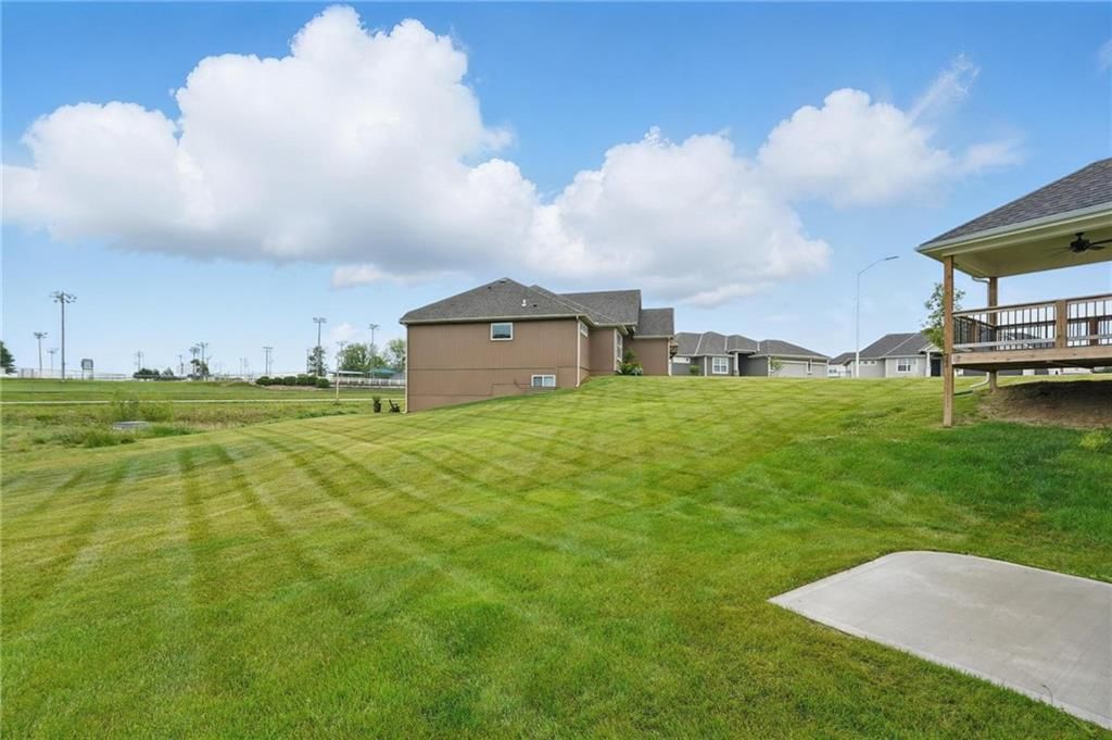 9325 N Poplar Avenue — photo 28