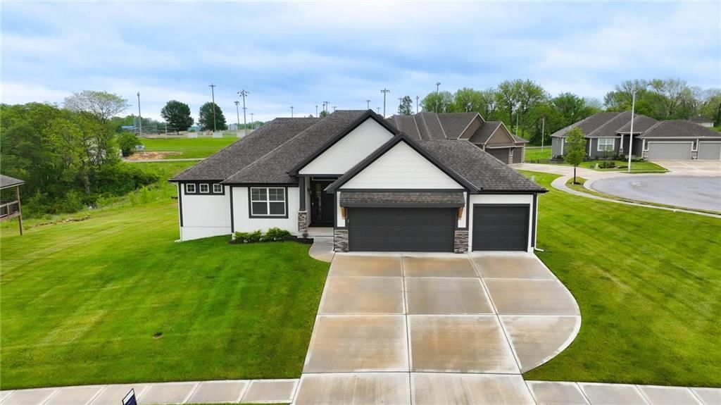 9325 N Poplar Avenue — photo 31