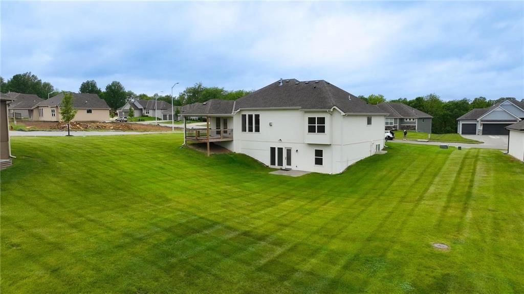 9325 N Poplar Avenue — photo 32