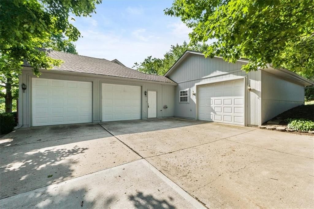 Photo 31 of 33 - 3000 Cedar Crest Drive