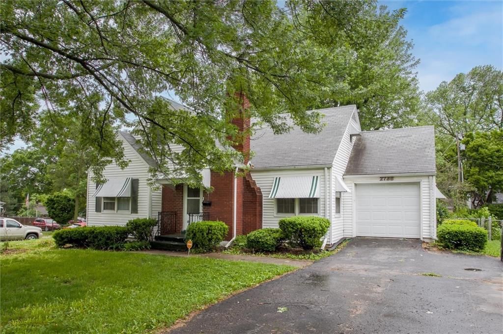 Photo 1 of 28 - 2738 S Crysler Avenue
