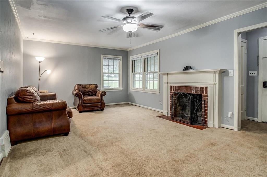 Photo 3 of 28 - 2738 S Crysler Avenue