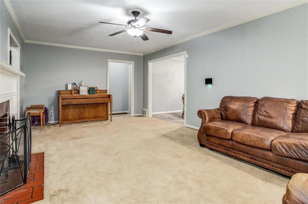 Photo 4 of 28 - 2738 S Crysler Avenue