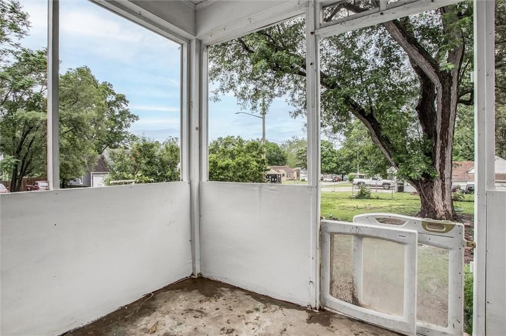 Photo 9 of 28 - 2738 S Crysler Avenue