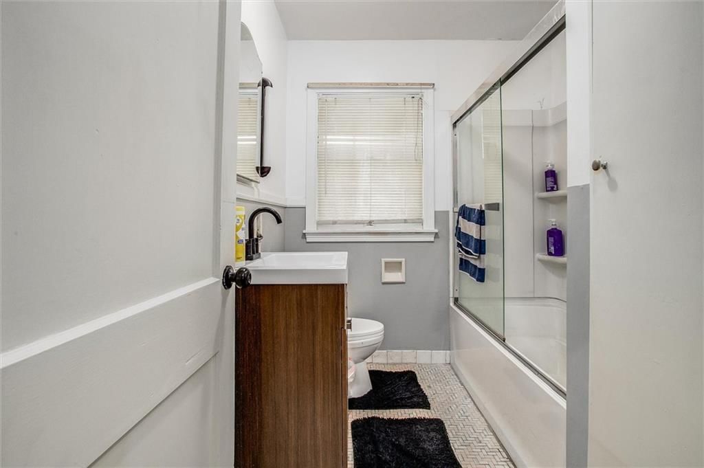 Photo 11 of 28 - 2738 S Crysler Avenue