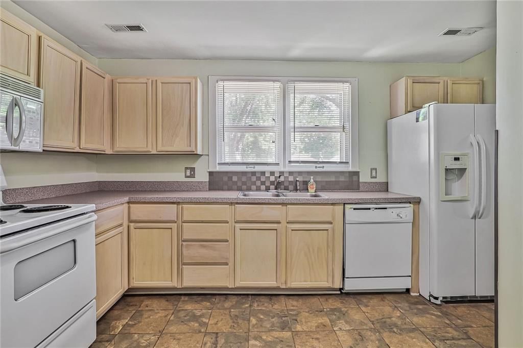 Photo 8 of 26 - 906 W 84th Street