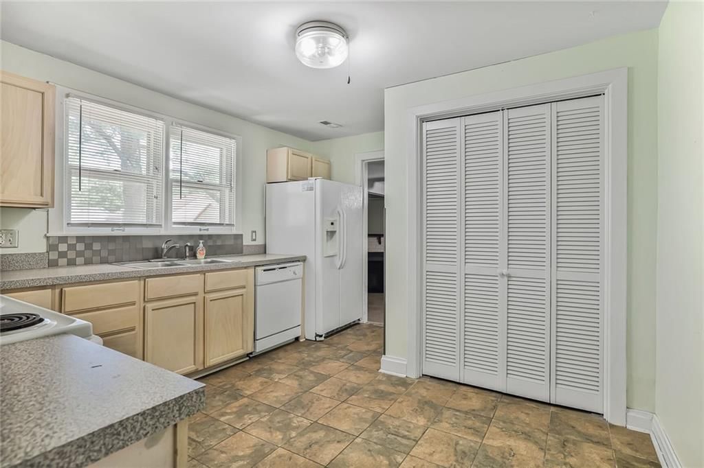 Photo 10 of 26 - 906 W 84th Street