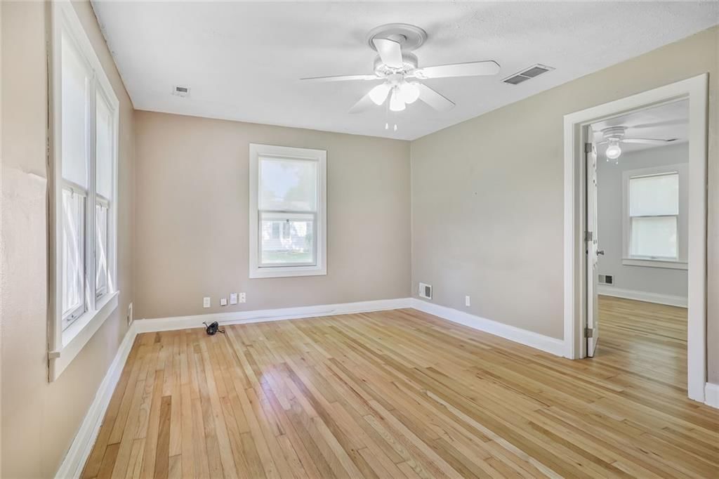 Photo 12 of 26 - 906 W 84th Street