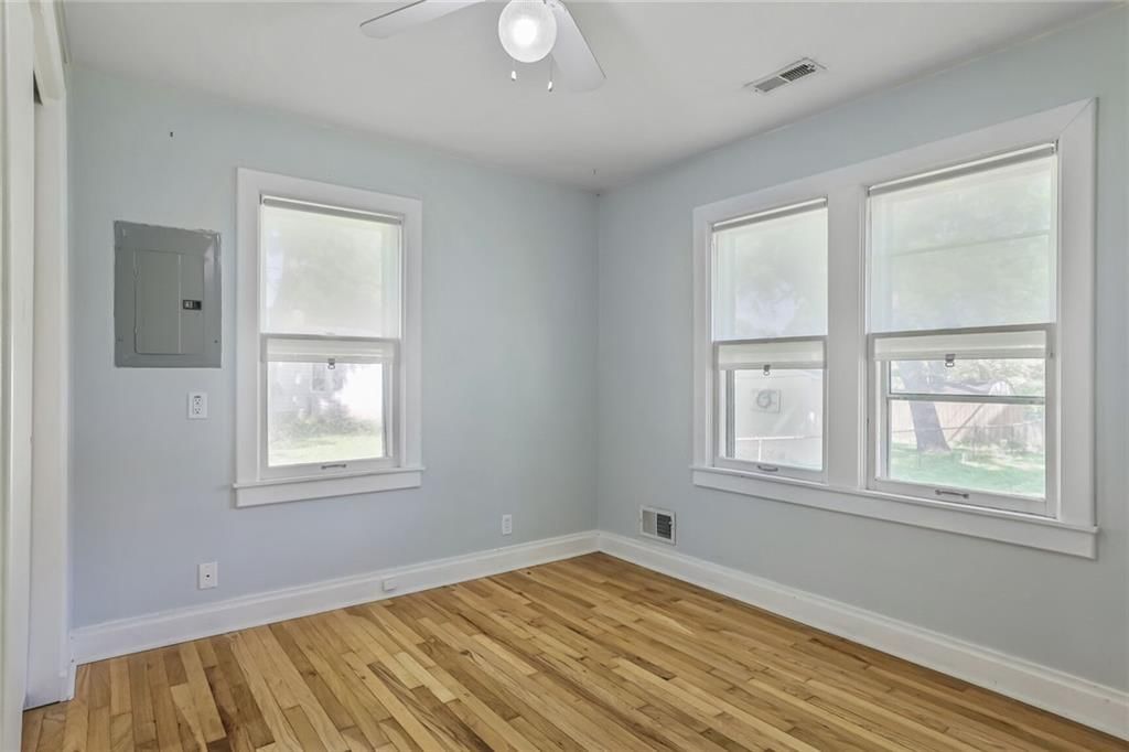 Photo 13 of 26 - 906 W 84th Street