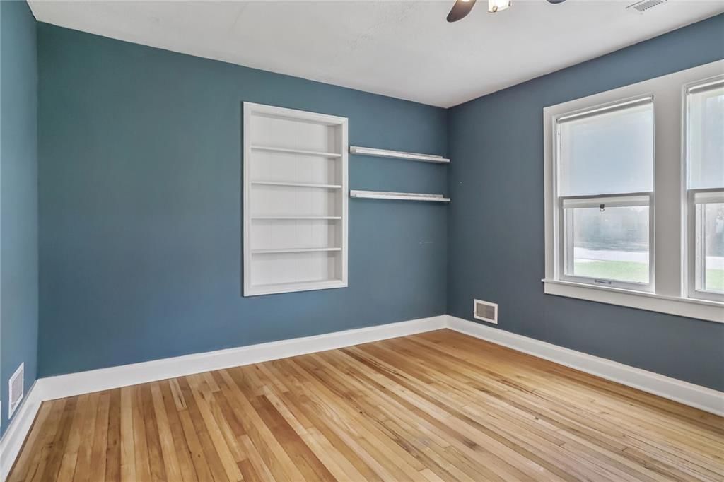 Photo 15 of 26 - 906 W 84th Street