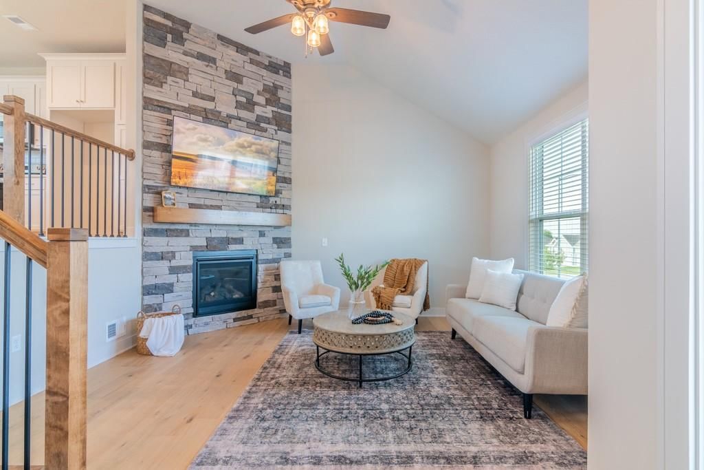 Photo 4 of 21 - 16721 Pinehurst Drive