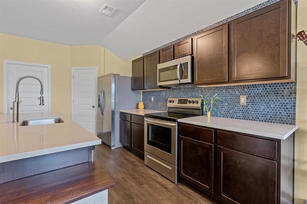 Photo 6 of 20 - 21676 Franklin Street