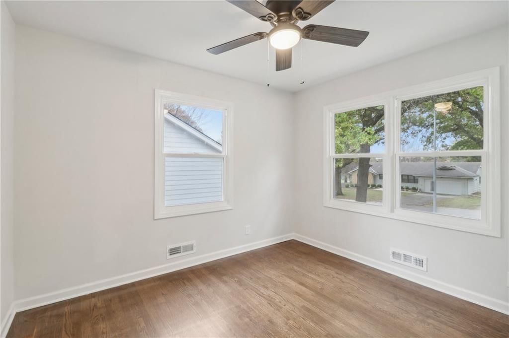Photo 23 of 48 - 618 E 108th Terrace