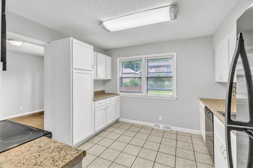 Photo 12 of 26 - 7321 Hardy Avenue