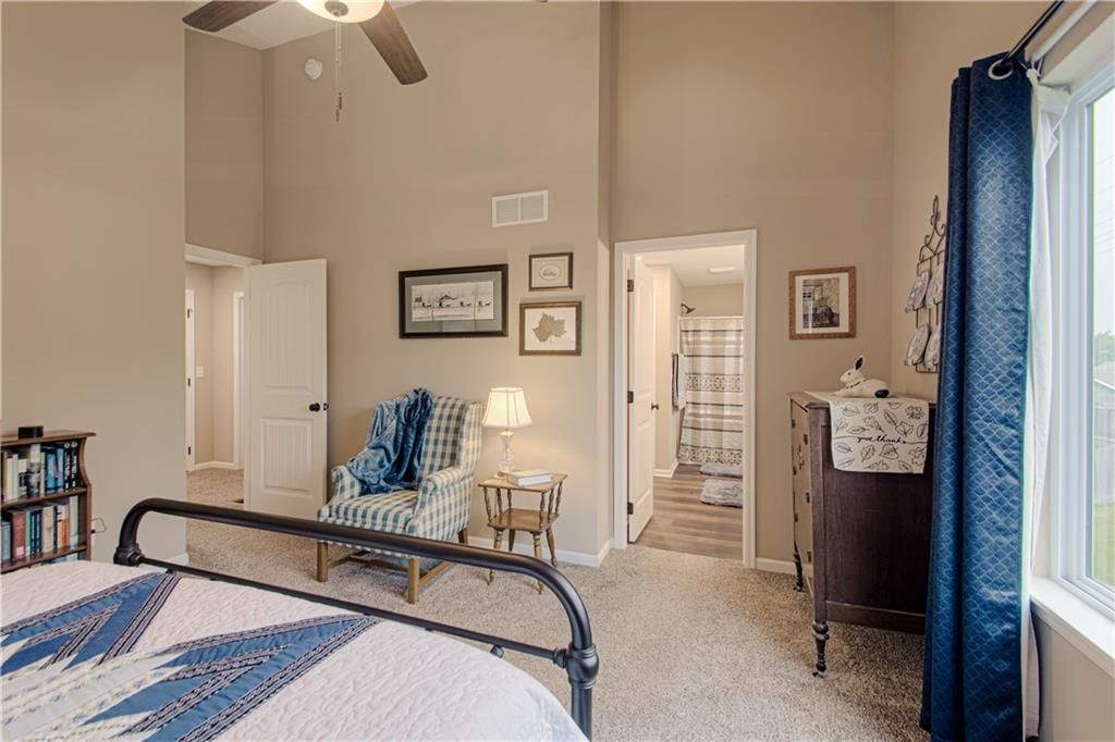Photo 13 of 23 - 214 N McGee Street