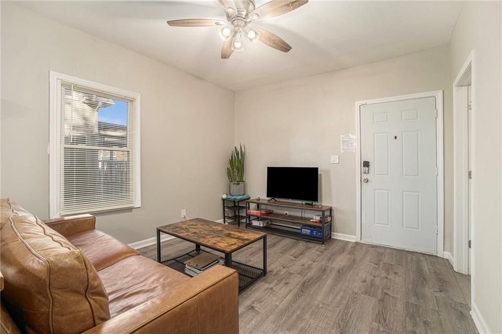 Photo 8 of 39 - 4616 Tracy Avenue
