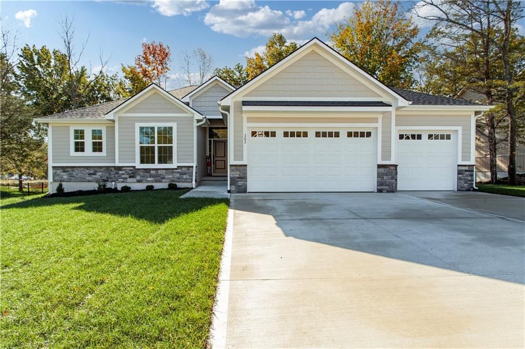 303 SW 17th Street, Oak Grove, MO