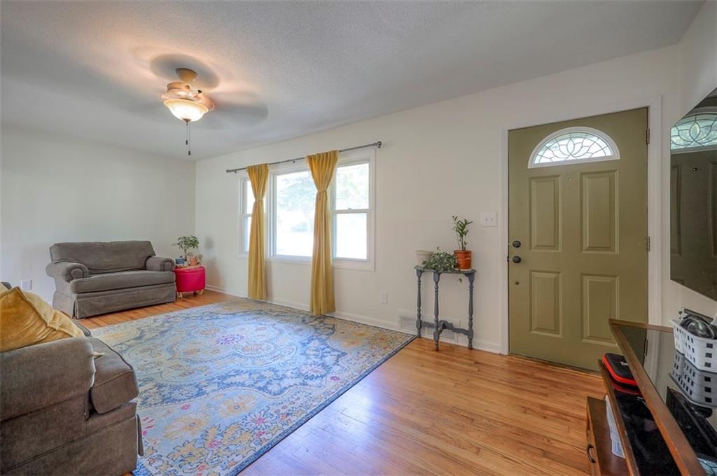 Photo 6 of 21 - 5815 W 70th Street