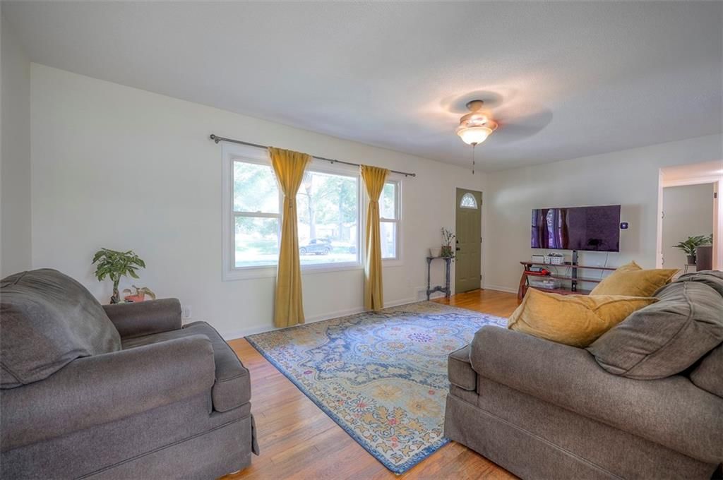Photo 7 of 21 - 5815 W 70th Street