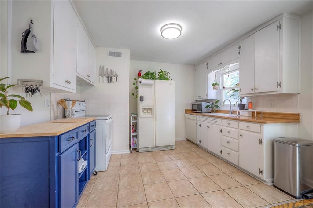 Photo 10 of 21 - 5815 W 70th Street